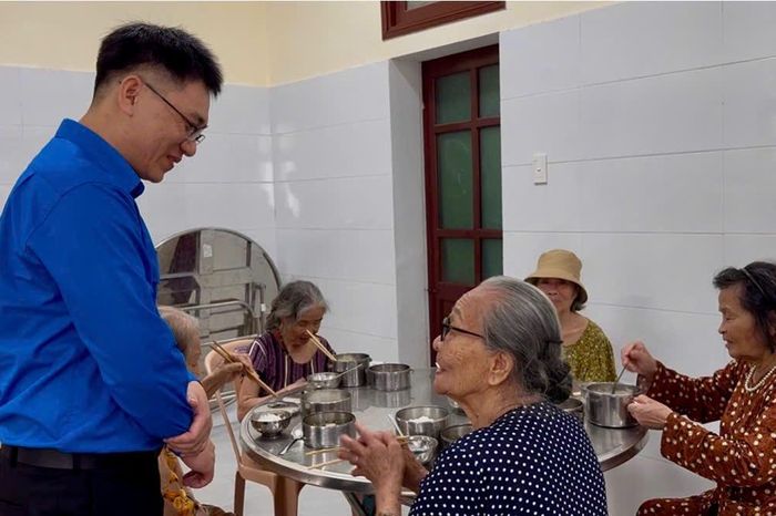 Ấm lòng 'Bữa ăn tình nguyện' - Báo Thừa Thiên Huế
