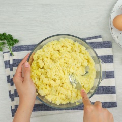 Đầu tiên,dùng nĩa tán nhuyễn khoai tây đã luộc, bóc sạch vỏ, thêm vào 20gr mayonaise, 5gr muối, 5gr tiêu, 10gr ngò tây thái nhỏ, rồi trộn đều hỗn hợp.