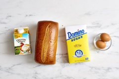 Cắt bánh mì thành từng lát có độ dày khoảng 6mm. Mỗi lát cắt thành 3 miếng bằng nhau. Làm nóng lò nướng ở nhiệt độ 200 độ C. Phết bơ lên mặt khay nướng bánh.
