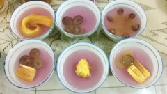 Bột rau câu sau khi khuấy tan, bắt lên bếp nấu liu riu lửa. Khuấy đều nhẹ theo chiều kim đồng hồ, khuấy mạnh dễ bị nổi bong bóng. Khi thấy sôi nhẹ nhẹ bỏ vào 1 muỗng canh đường, vì mình ăn lạt.