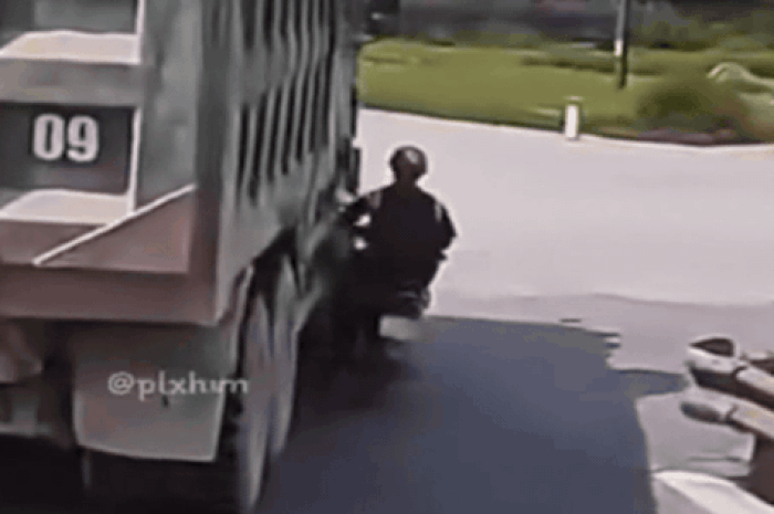 Video xe tải chuyển hướng ẩu, người đi xe máy thoát chết gang tấc - Báo Sức Khỏe &amp; Đời Sống