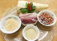 Chuẩn bị nguyên liệu. Măng tươi lột vỏ, bỏ phần già, chỉ lấy phần non. Cắt lát mỏng sau đó cắt sợi nhỏ, ngâm nước muối loãng khoảng 60 phút, cứ 15-20 phút lại thay nước một lần cho xả hết đắng và phần độc tố trong măng.