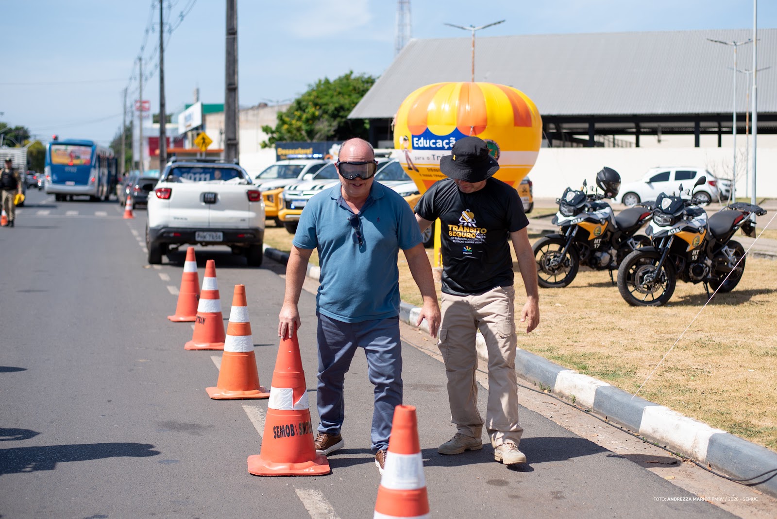 Panfletagem educativa da SMTRAN foca na prevenção de acidentes durante a Semana Nacional do Trânsito em Boa Vista.