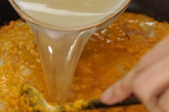 Thêm bí đỏ và nước dùng gà vào. Cho 2 thìa canh dầu ô liu, 1 lòng đỏ trứng, phô mai Parmesan, 2 thìa canh sốt bí vừa nấu xong vào một cái bát lớn và trộn đều. Tiếp tục cho một ít cải bó xôi vào trộn đều cùng phần sốt này.