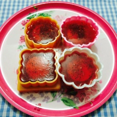 Rót nước rau câu vào 1/3 khuôn. Khi Rau câu đông và se mặt lại thì đặt nhẹ nhàng caramen trong 1 hũ vào giữa khuôn. Rót tiếp nước rau câu vào đầy khuôn và phủ kín caramen rồi cho vào tủ lạnh.