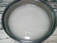 Trộn đều bột agar với đường cát, tiếp đó cho 1,6 lít nước lọc vào nồi, ngâm khoảng 10 phút rồi bắc lên bếp nấu. Khi nước thạch sôi lên thì vớt hết bọt cho nước thạch trong nhé!