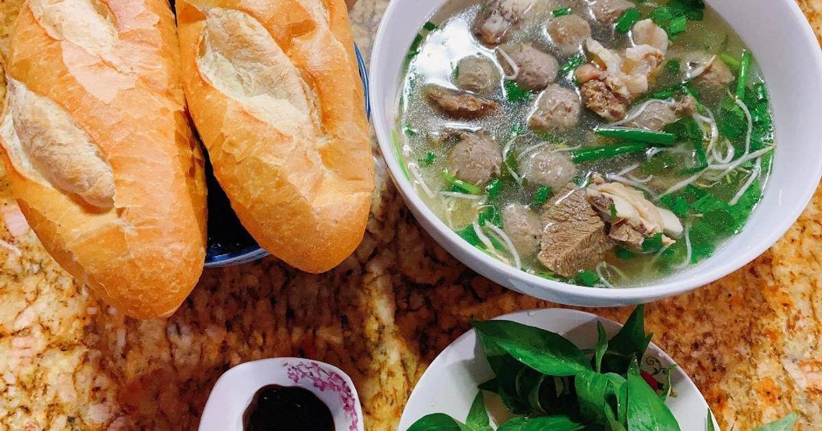 Sườn bò, bò viên hầm ăn với bánh mì