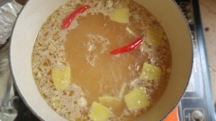 Trong một chảo, cho 2 muỗng canh dầu ăn vào, đun nóng. Thêm gừng tươi thái lát và ớt vào xào trong 1 phút. Say đó thêm nước ướp gia vị ướp gà lúc trước vào, rồi thêm nước dừa. Đun sôi hỗn hợp nước rồi cho gà vào trong chảo, đun nhỏ lửa trong khoảng 45 phút. Sau 45-60 phút, nước dừa sẽ giảm một nửa. Lúc này thịt gà sẽ có màu nâu và thịt rất mềm.