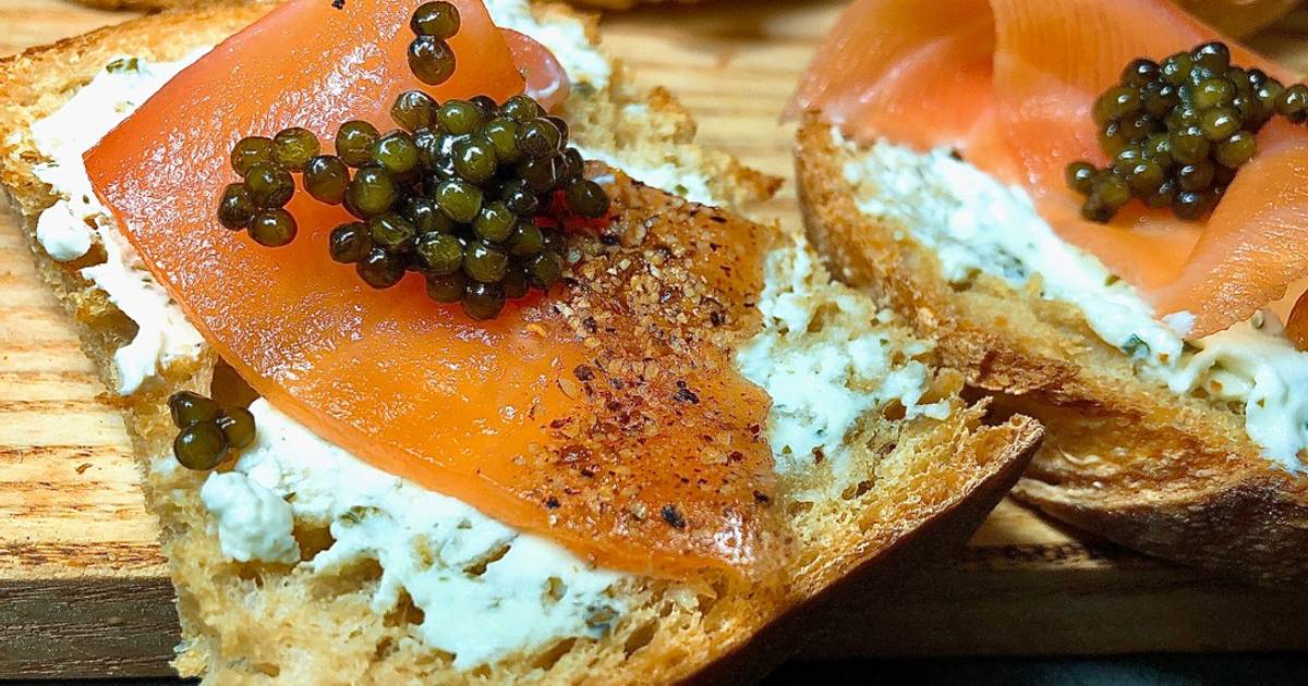 Toast Cá Hồi Xông Khói và Trứng Cá Tầm/ Caviar, Smoked Salmon & Herb Cream Cheese Toast