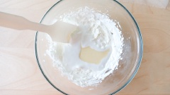 Cho 60ml heavy cream vào tô rồi đánh bông cứng lên. Sau đó cho 100g sữa đặc, 100ml nước cốt dừa vào, trộn đều lên cho nhuyễn mịn, mượt. Cuối cùng đổ vào khuôn kem cho vào tủ đá khoảng 4 tiếng là có thể dùng kem được nha.