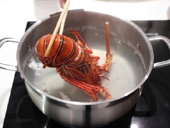 Đun sôi nồi nhiều nước (đảm bảo ngập con tôm). Cho tôm hùm tươi vào luộc khoảng 5 phút. Vớt tôm hùm đã luộc chín ra, bóc vỏ và tách lấy phần thịt tôm hùm như hình. Thái hạt lựu thịt tôm hùm ra nhé.