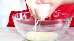 1 kg khoai mì gọt vỏ, ngâm nước muối pha loãng 1 tiếng. Sau đó mài nhuyễn khoai mì lấy bột rồi đem vắt khô ta được 440gr bột khoai mì. Phần nước khoai vắt được giữ lại, lọc phần tinh bột khoai mì màu trắng ở dưới (khoảng 10gr) và bỏ đi phần nước màu vàng ở trên. Tổng cộng 1 kg khoai ta thu được khoảng 450gr bột khoai mì.