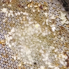 Bắc tiếp chảo lên phi thơm 3gr tỏi băm và cho rau cải thìa vào xào, cho thêm 2 muỗng dầu hào, 1 muỗng hạt nêm đảo đều cho rau chín tới, bỏ thịt bò vào đảo khoảng 2 phút là chín.