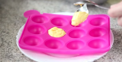 Cho phần nhân bánh bao kim sa vào khay đá, để trong ngăn đá tủ lạnh khoảng 12 tiếng để nhân đông cứng lại.