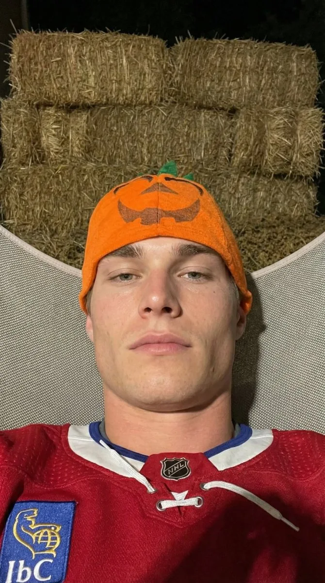Hombre guapo con camiseta de los Canadiens y gorro de calabaza en una selfie