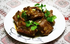 Cuối cùng, nêm nước mắm, hạt nêm vào, xào thêm 5 phút. Tắt bếp, cho món ăn ra đĩa, rắc hành lá, ngò rí vào và dùng với cơm nè.