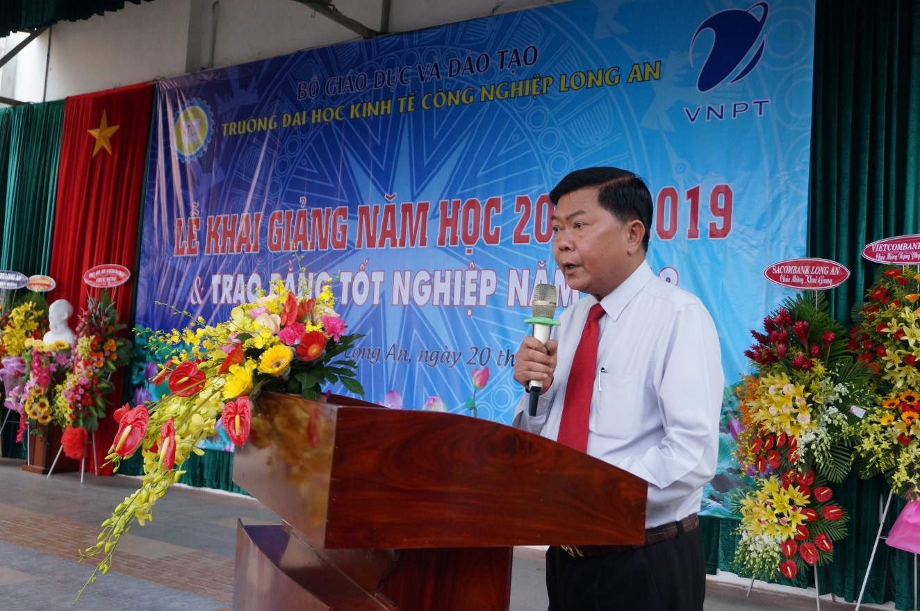 Ông Trần Văn Cần- Chủ tịch UBND tỉnh Long An ghi nhận và biểu dương những thành tích đạt được của nhà trường