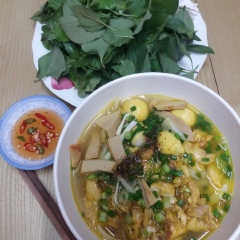 Bày ra ăn thôi ạ!