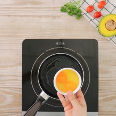 Bắc chảo dầu nóng, cho 2 quả trứng gà chảo rồi dùng đũa khuấy đều cho trứng tơi, khuấy đều tay đến khi trứng, tắt bếp.