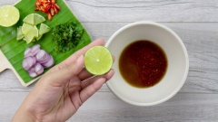 Pha nước mắm kiểu Thái gồm: 3 muỗng canh nước mắm, 1 muỗng canh nước cốt me, 3 muỗng canh đường, 1 muỗng canh nước cốt chanh (tùy chọn) và 1/2 muỗng canh ớt bột.