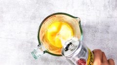 Món soda hột gà: Cho 2 lòng đỏ trứng gà vào âu, thêm 50gr sữa đặc. Đổ từ từ 1 lon nước soda vào và dùng phới lồng đánh đều tay đến khi hỗn hợp hòa quyện và có bọt nổi lên. Rót hỗn hợp ra ly và thưởng thức.