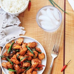 Cho món ăn ra đĩa và dùng với cơm. Thời tiết thay đổi, bạn hãy chuẩn bị món ăn này cho gia đình thưởng thức nhé!
