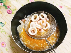 Gừng tươi đem cạo vỏ, rửa sạch rồi đem thái sợi. Tỏi bóc vỏ, băm nhỏ. Ớt sừng thái miếng mỏng. Tiếp theo, đặt chảo lên bếp cho nhiều dầu để chiên, đun cho nồi dầu nóng thì gắp từng miếng mực cho vào chiên tới khi mực chín là vớt ra, để ráo dầu.