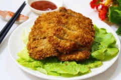 Thịt chiên xù nóng hổi, giòn tan thật hấp dẫn. Khi ăn bạn thái thịt thành những miếng vừa miệng và chấm với tương ớt hoặc tương cà đều rất ngon.