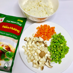 Rửa sạch tất cả nguyên liệu cắt hạt lựu.