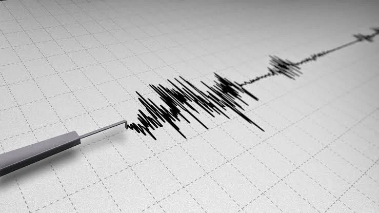 Petugas BMKG sedang melakukan pemantauan data aktivitas gempa bumi di pusat kendali.