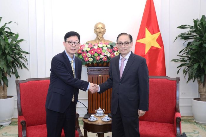 Ủy viên Bộ Chính trị, Bộ trưởng Lê Hoài Trung tiếp Thứ trưởng Ngoại giao Hàn Quốc Park Joon Yoo - Báo Thế Giới &amp; Việt Nam