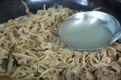 Xào măng với 1 muỗng canh dầu ăn, nêm 1/2 muỗng canh hạt nêm, 1 muỗng cà phê bột ngọt. Trong quá trình xào măng, bạn có thể thêm vài muỗng nước luộc ngan để măng được mềm và ngấm đều gia vị hơn.