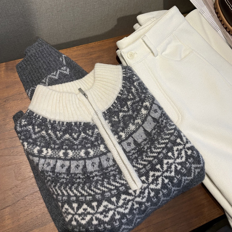Women's knitted sweater with zipper and jacquard pattern