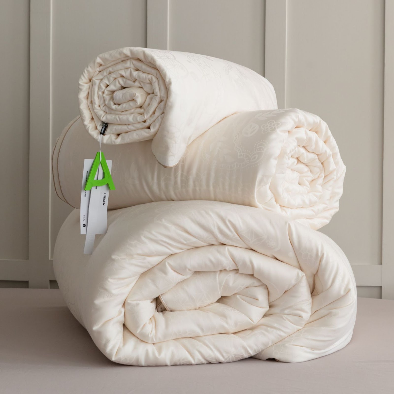 Versatile all-season duvet with antibacterial filling