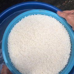 Làm bột gói bánh theo tỉ lệ 3:1 mua ngoài chợ. Hoặc dùng bột khô tuy nhiên gói bột nước là tốt nhất. Nếu dùng bột khô pha với nước. Rửa sạch lá chuối để ráo nước, rồi hơ qua với lửa hoặc phơi nắng cho mềm khi gói sẽ dễ hơn và không bị rách. Dọc cuống lá và lau sạch lá để gọn vào rổ.