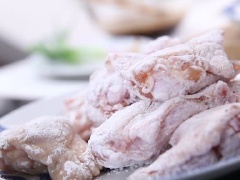 Lăn gà qua lớp bột mì. Cho gà vào chiên vàng đều hai mặt. Vớt ra đĩa có giấy thấm dầu.