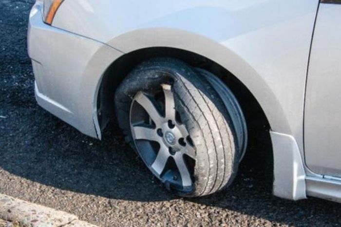Kỹ năng sống còn khi ô tô nổ lốp giữa cao tốc - Báo Pháp Luật TP.HCM