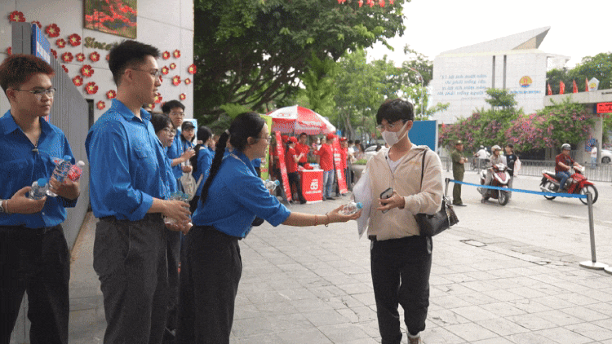 Hà Nội huy động nhiều lực lượng hỗ trợ kỳ thi tốt nghiệp THPT 2026 - Báo Tiền Phong