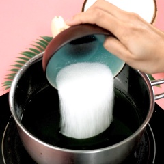Cho 5gr bột rau câu dẻo vào nước lá dứa, ngâm 5 phút cho bột nở, rồi bắt lên bếp cho 20gr đường cát vào đun với lửa vừa đến khi sôi. Lưu ý: Vừa nấu vừa khuấy đều để hỗn hợp không bị vón cục.