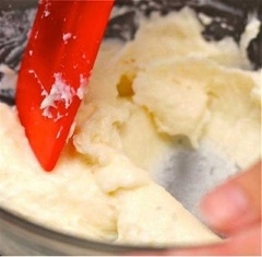Cho từ từ hỗn hợp sữa và tô đựng bột rồi dùng thìa khuấy thật đều, sau đó, để ở nhiệt độ phòng cho nguội hẳn.