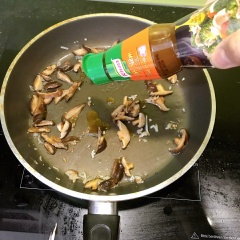 Phi thơm hành tỏi khô. Cho nấm hương vào xào và thêm 1 chút sốt Knorr heo cho ngấm gia vị. Cho miến và rau vào xào, sau đó nêm gia vị sốt heo know, để miến không bị dính mọi người nhớ trộn thêm 1 chút dầu ăn vào nhé. Nêm gia vị xốt heo knorr và rắc thêm hành lá.