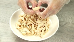Cho vào nồi 10gr gừng và 1 muỗng cà phê muối, cho 500gr ức gà vào luộc chín mềm. Sau đó xé sợi cho vào tô để riêng. Vẫn là nồi nước luộc gà, cho 200gr trứng non vào luộc 3 phút để có lòng đào rồi tắt bếp, vớt ra để riêng.