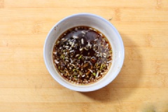 Hòa tan 1 muỗng canh nước tương với tỏi băm, 1/2 muỗng cà phê đường, ½ muỗng cà phê giấm, 1 muỗng cà phê bột bắp và vài giọt dầu mè trong một bát nhỏ. Lượng mặn ngọt chua cay có thể điều chỉnh tùy ý.
