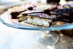 Bánh chocopie cho ngày lễ tình nhân - Valentine có màu sắc lung linh của các loại hạt và cốm màu trang trí, xen lẫn với màu đen nâu đặc trưng của chocolate. Những chiếc bánh chocopie thơm ngon có lớp vỏ bánh chocolate đen bên ngoài, bao lấy bánh quy giòn tan và nhân kẹo xốp mịn ngọt, cực hấp dẫn. Nếm thử bánh chocopie này thì bảo đảm người yêu của bạn sẽ nghiện luôn cho xem.