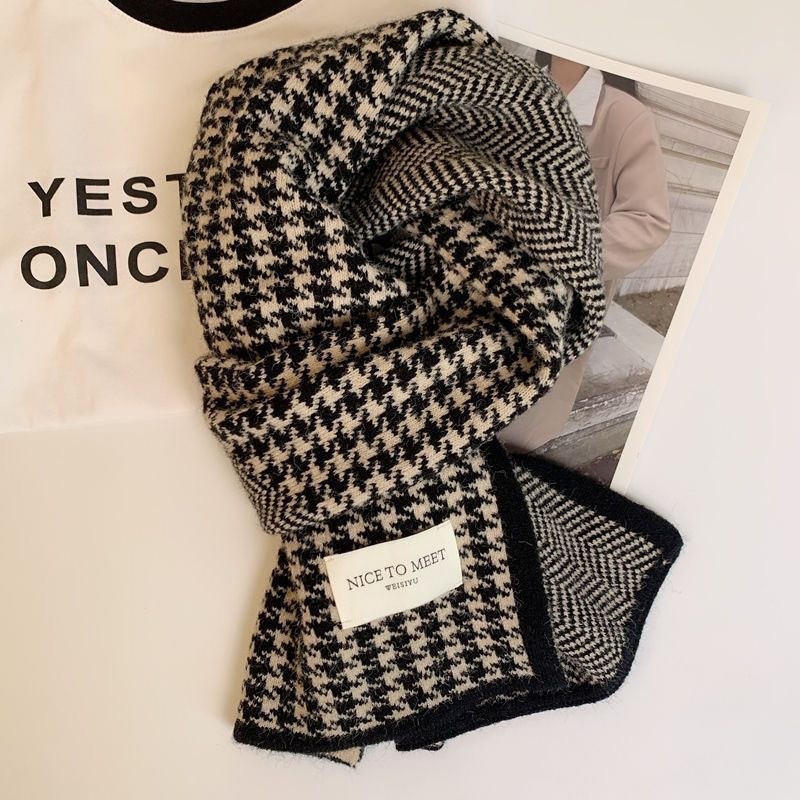 Strickschal mit Hahnentrittmuster