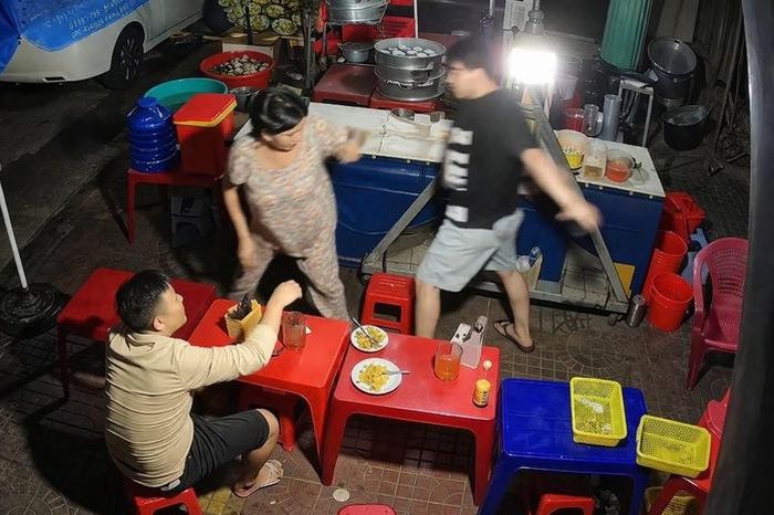 CLIP: Phẫn nộ cảnh thanh niên đánh cụ bà đang phục vụ tại quán ăn khuya - Báo Người Lao Động