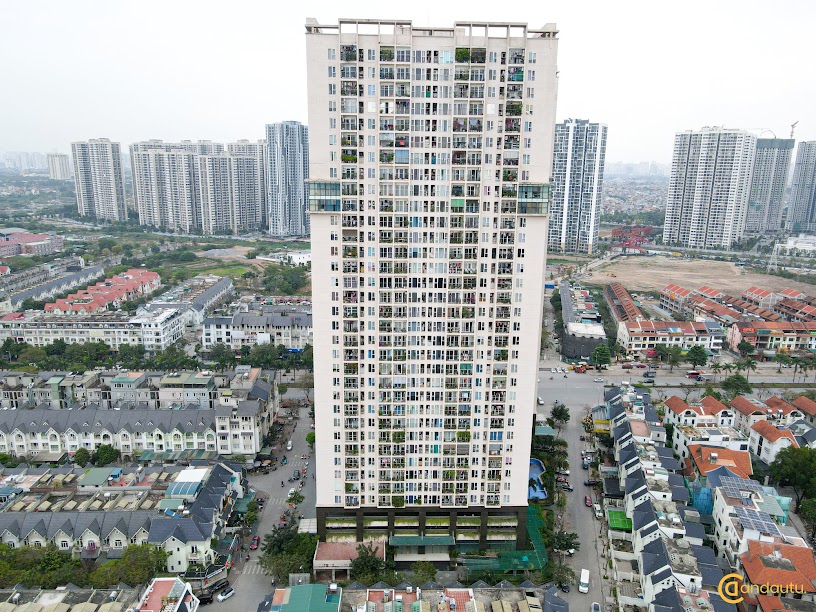 <p>Dự án Gemek Premium được thiết kế theo kiến trúc của Singapor nên đảm bảo tất cả căn hộ đều tận dụng ánh sáng tự nhiên một cách triệt để, mỗi căn hộ đều có 2 ban công riêng biệt, 100% các phòng đều có ánh sáng tự nhiên.</p>
<p>Khu vực bếp chủ đầu tư đã vô cùng khéo léo trong việc thiết kế, nhỏ gọn và riêng biệt so với không gian sinh hoạt chung, ngoài ra bếp sẽ được thông với khu ban công để thông thoáng và không bị bí, ảnh huởng khu sinh hoạt chung.</p>