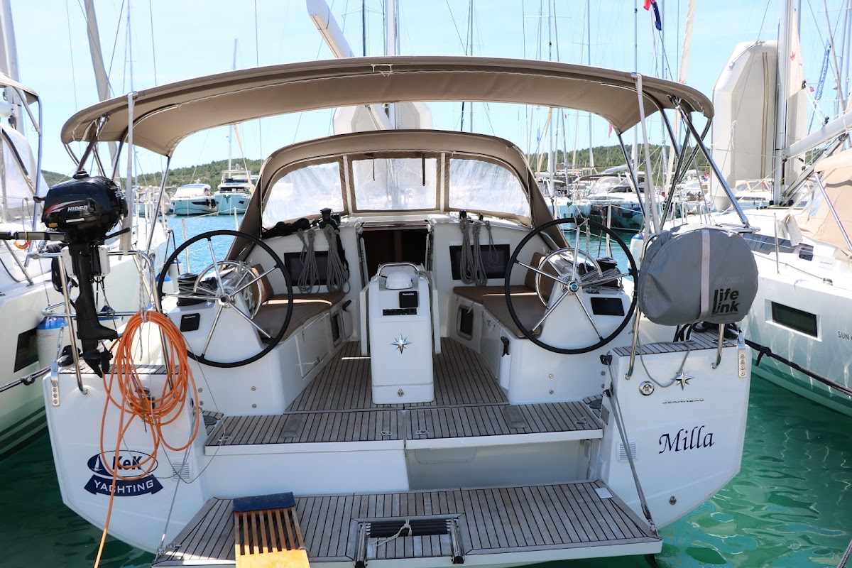 Milla, Sun Odyssey 410, at the dock