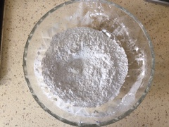 Làm vỏ bánh mochi: Rây 150g bột nếp và 20g đường tráng vào tô lớn, đổ 170ml sữa tươi vào tô bột nếp, dùng phới lồng khuấy đều hỗn hợp bột nếp và sữa tươi cho đồng nhất. Bọc màng thực phẩm lại.