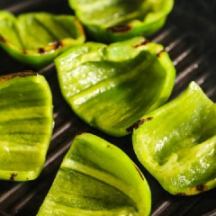 Bật máy nướng hoặc vỉ nướng điện, đặt ớt chuông lên và nướng cho ớt chín, hơi cháy xém thì lấy ra. Cắt đôi miếng ớt chuông. Làm sốt tương: cho 1 muỗng canh dầu olive, 1 muỗng canh rượu sake, 3 muỗng canh rượu mirin, 30ml nước dùng dashi, 2 muỗng canh nước tương, chút muối và tiêu, khuấy đều hỗn hợp sốt.